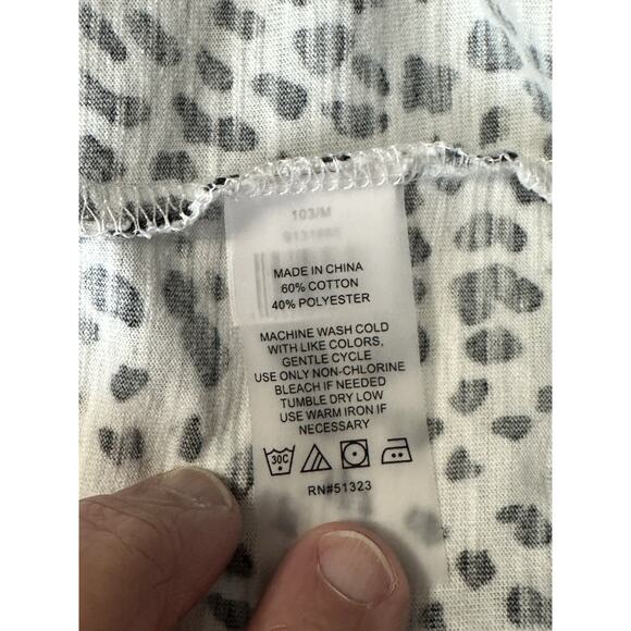 VINCE CAMUTO Scoop Neck Animal Print Short Sleeves Tee Medium Black & White - Picture 8 of 10